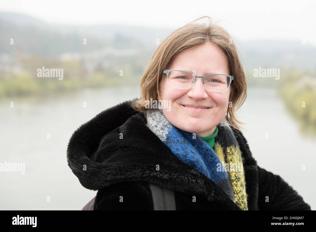 Außenportrait einer 30-jährigen weißen Frau, Trier, Deutschland Stockfoto