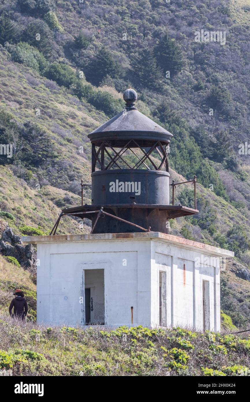 Punta Gorda Lighthouse in Kalifornien, erbaut 1911, stillgelegt 1951, ist ein historisches Wahrzeichen und im National Register of Historic Places eingetragen. Stockfoto