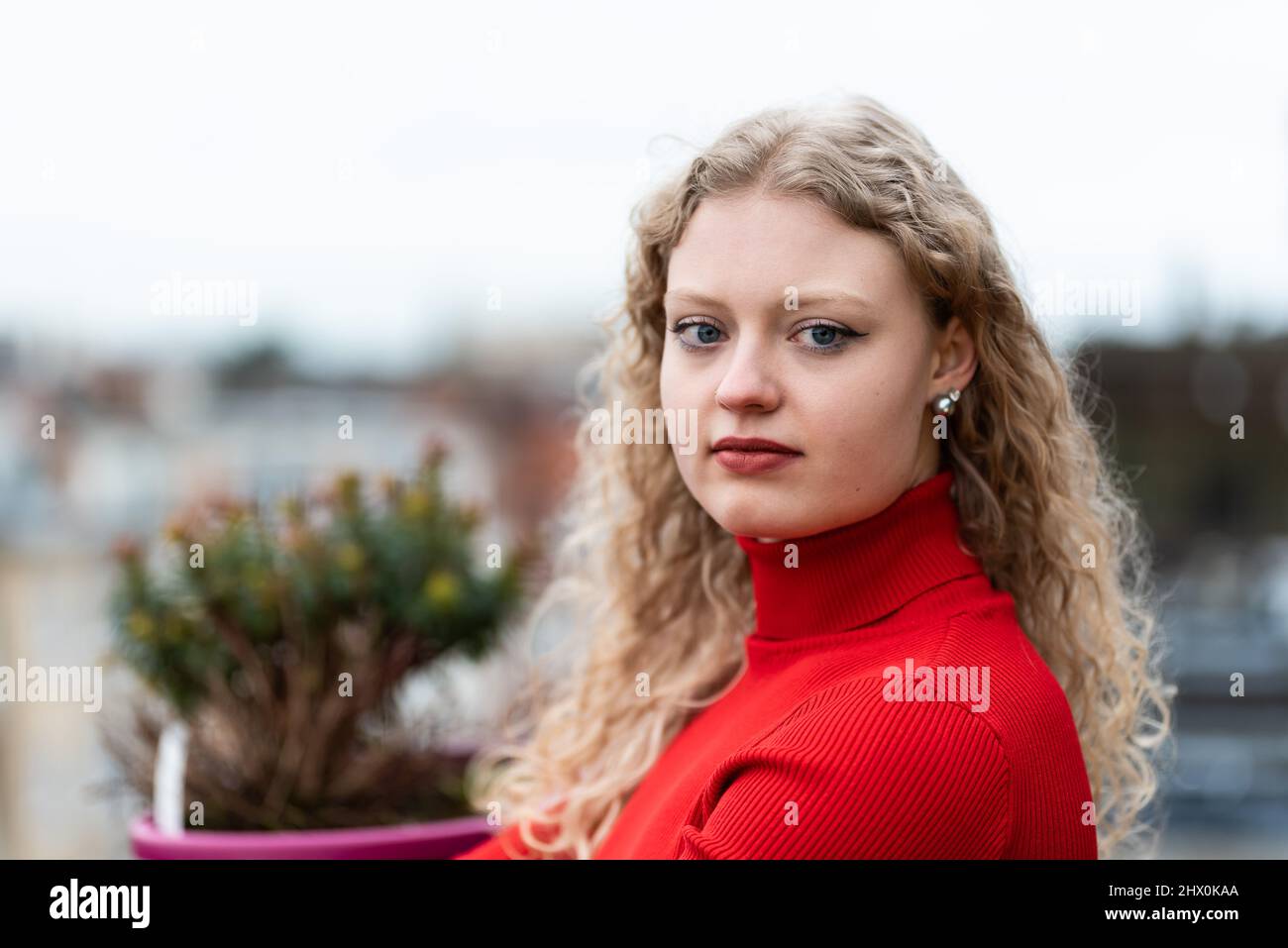Outdoor-Schönheitsporträt einer 21-jährigen weißen blonden Frau mit Lockenhaar, Brüssel Stockfoto