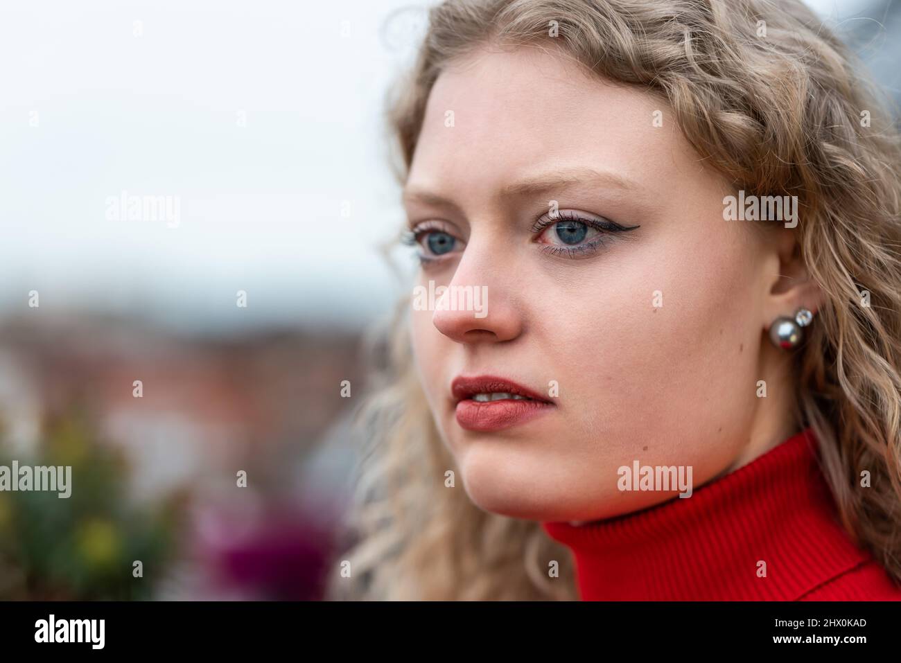 Outdoor-Schönheitsporträt einer 21-jährigen weißen blonden Frau mit Lockenhaar, Brüssel Stockfoto