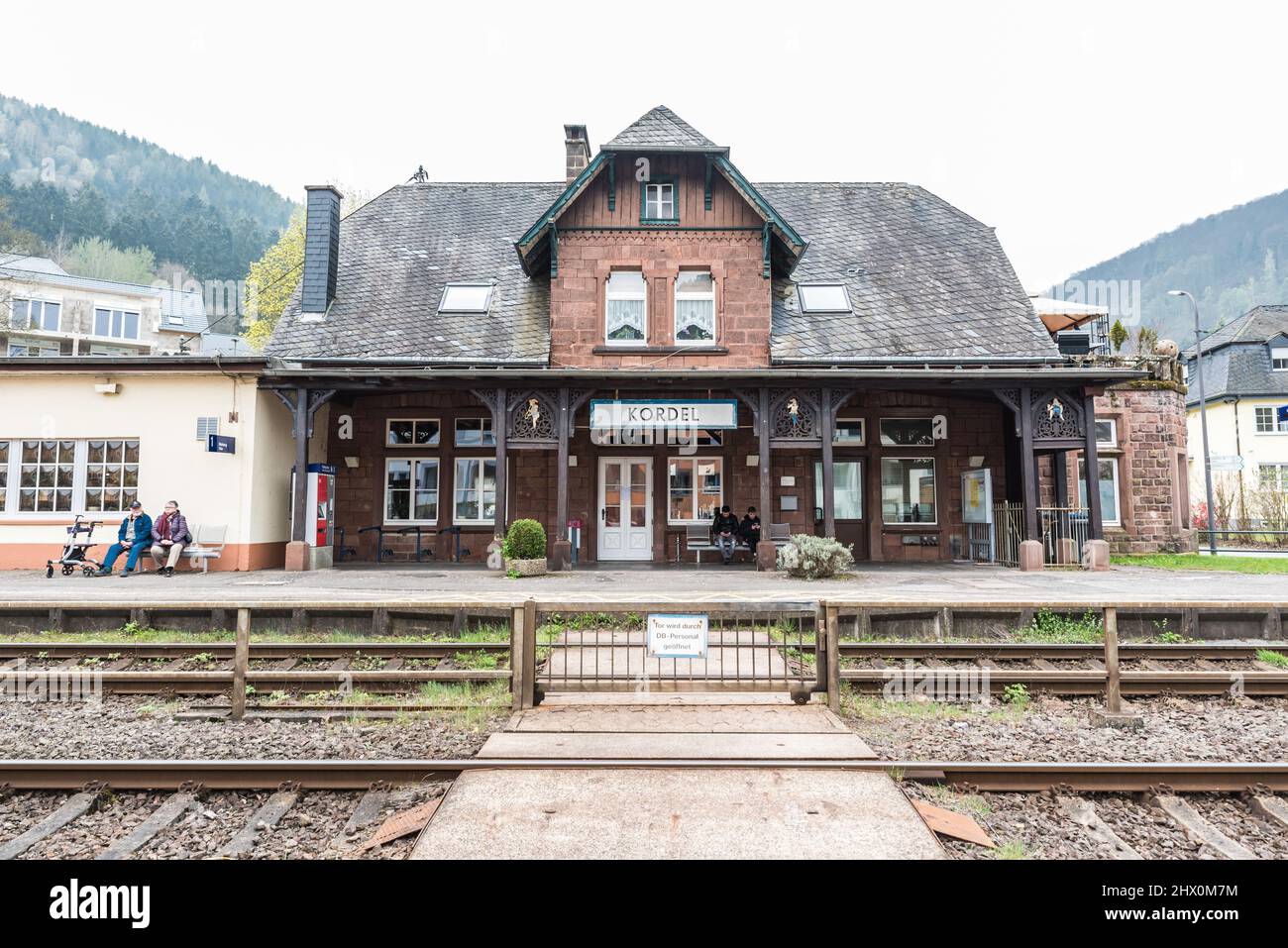 Kordel, Rheinland-Pfalz- Deutschland - 04 09 2019 Menschen warten auf den Lokalzug am Bahnhof des Dorfes Kordel Stockfoto
