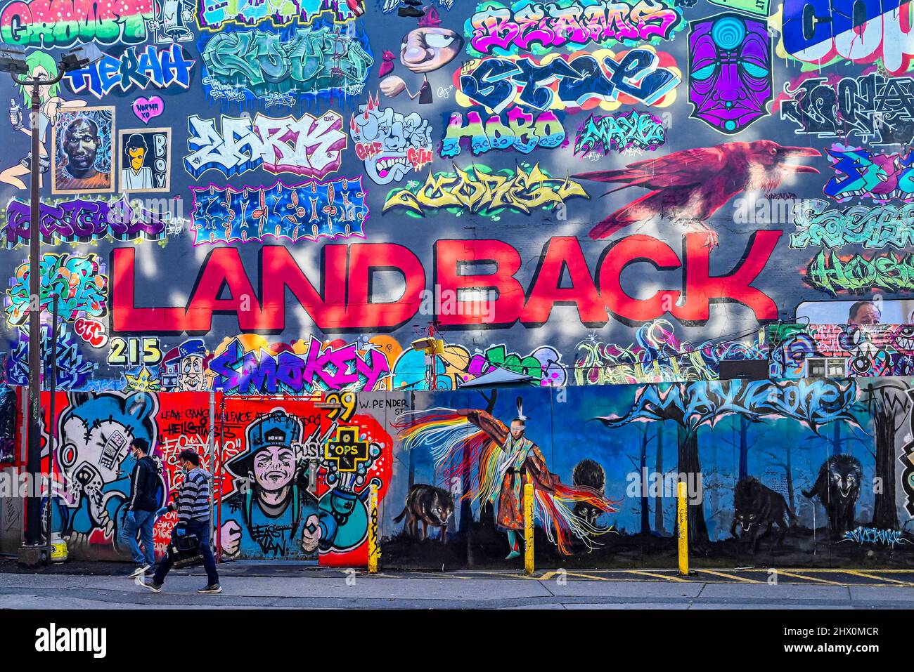 Graffiti und Wandgemälde von Smokey DAT Overdose Prevention Site, Abbott and West Pender, Vancouver, British Columbia, Kanada Stockfoto