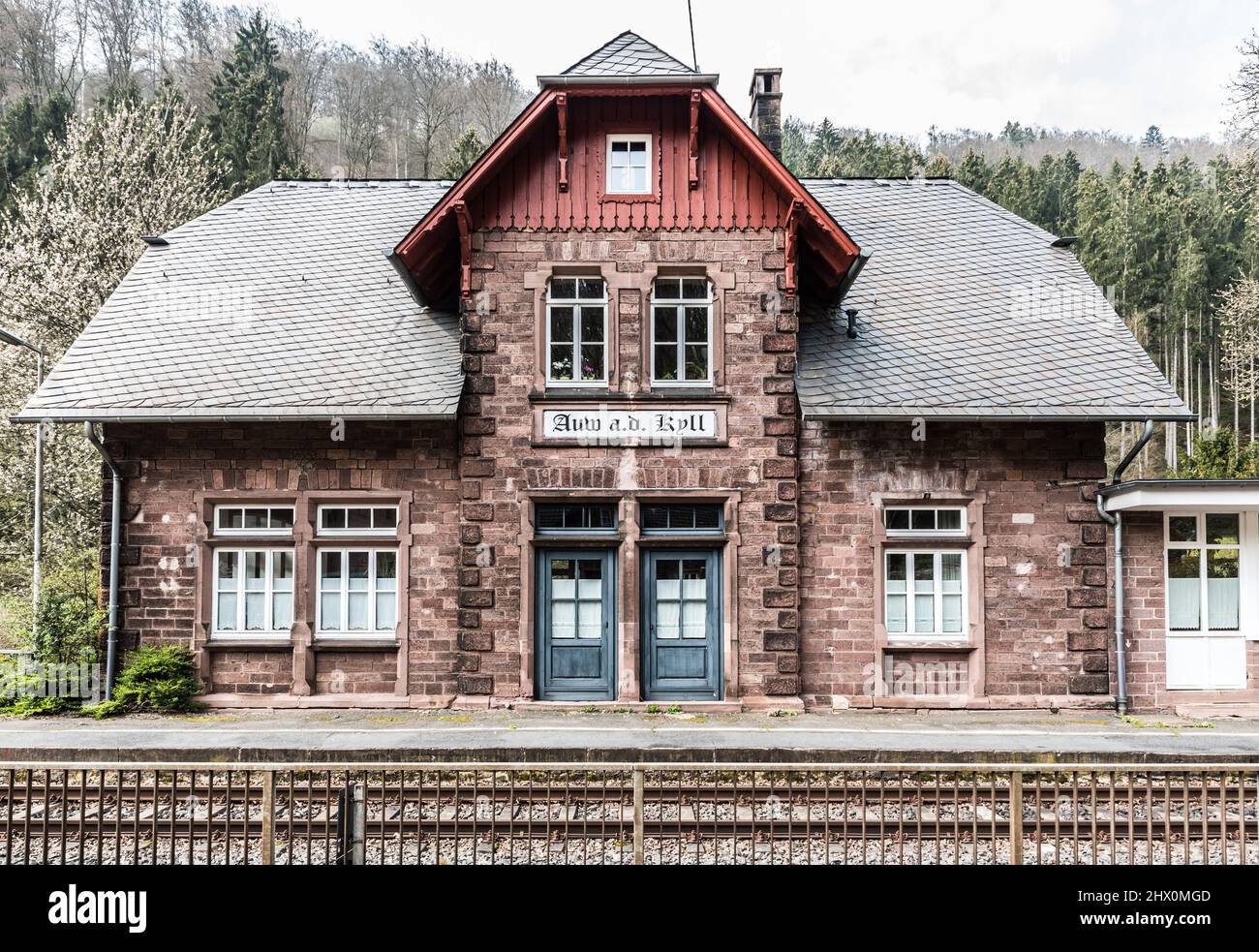 Auw an der Kyll, Rheinland-Pfalz - Deutschland - 04 10 2019 - Fassade im traditionellen Landhausstil des Bahnhofs des kleinen typisch deutschen V Stockfoto