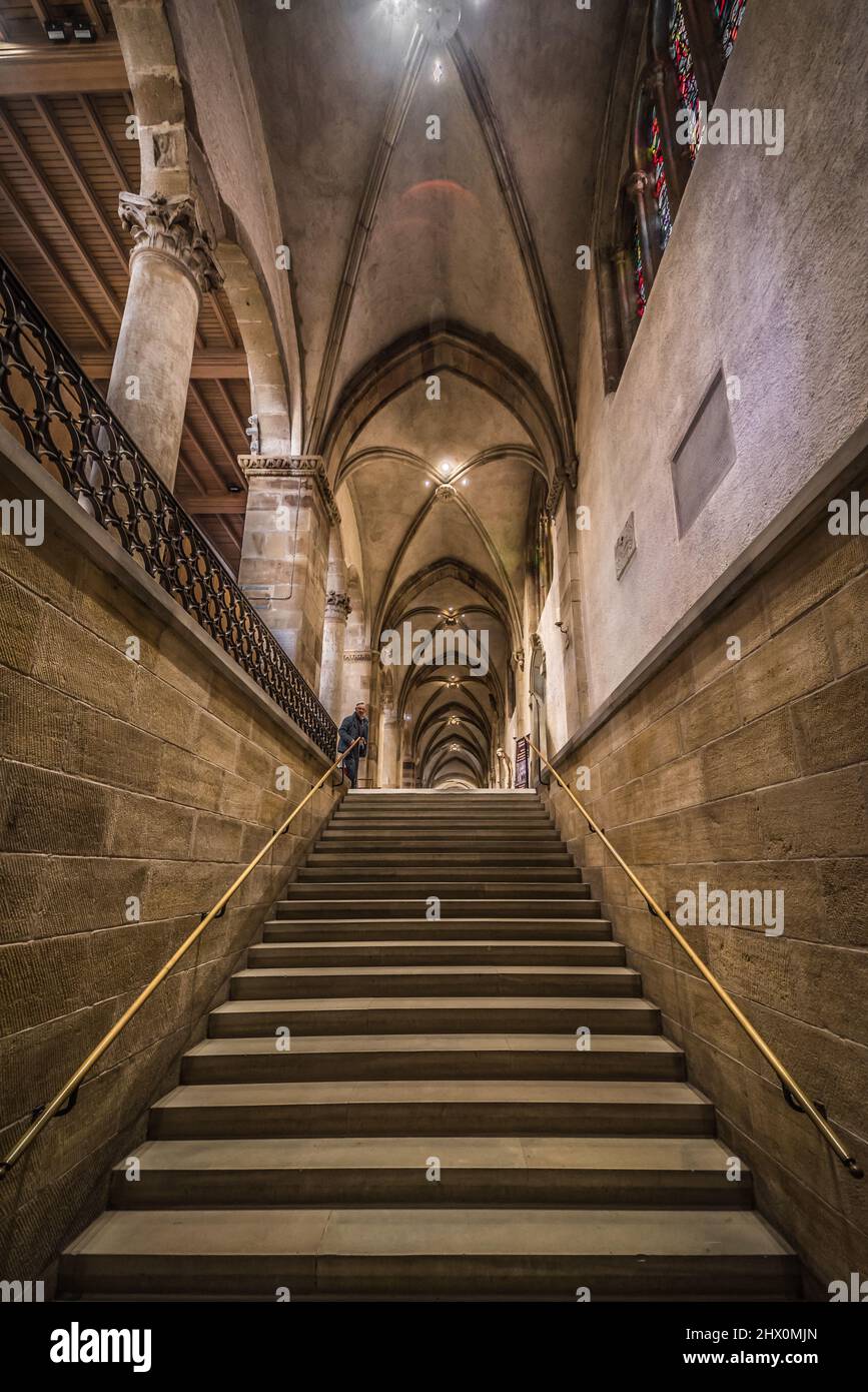 Echternach - das Großherzogtum Luxemburg - 04 14 2019 - die Bögen, die Decke und die Inneneinrichtung der Abtei Echternach Stockfoto