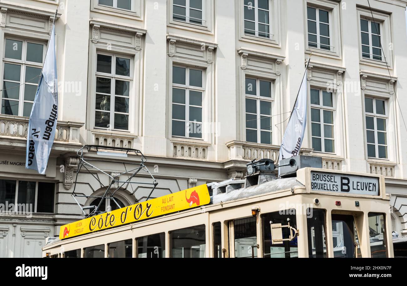 Brussels Old Town, Brussels Capital Region - Belgien - 05 01 2019 - Alte Straßenbahn mit nostalgischer Werbung am Place Royale, dem Königlichen Platz Stockfoto