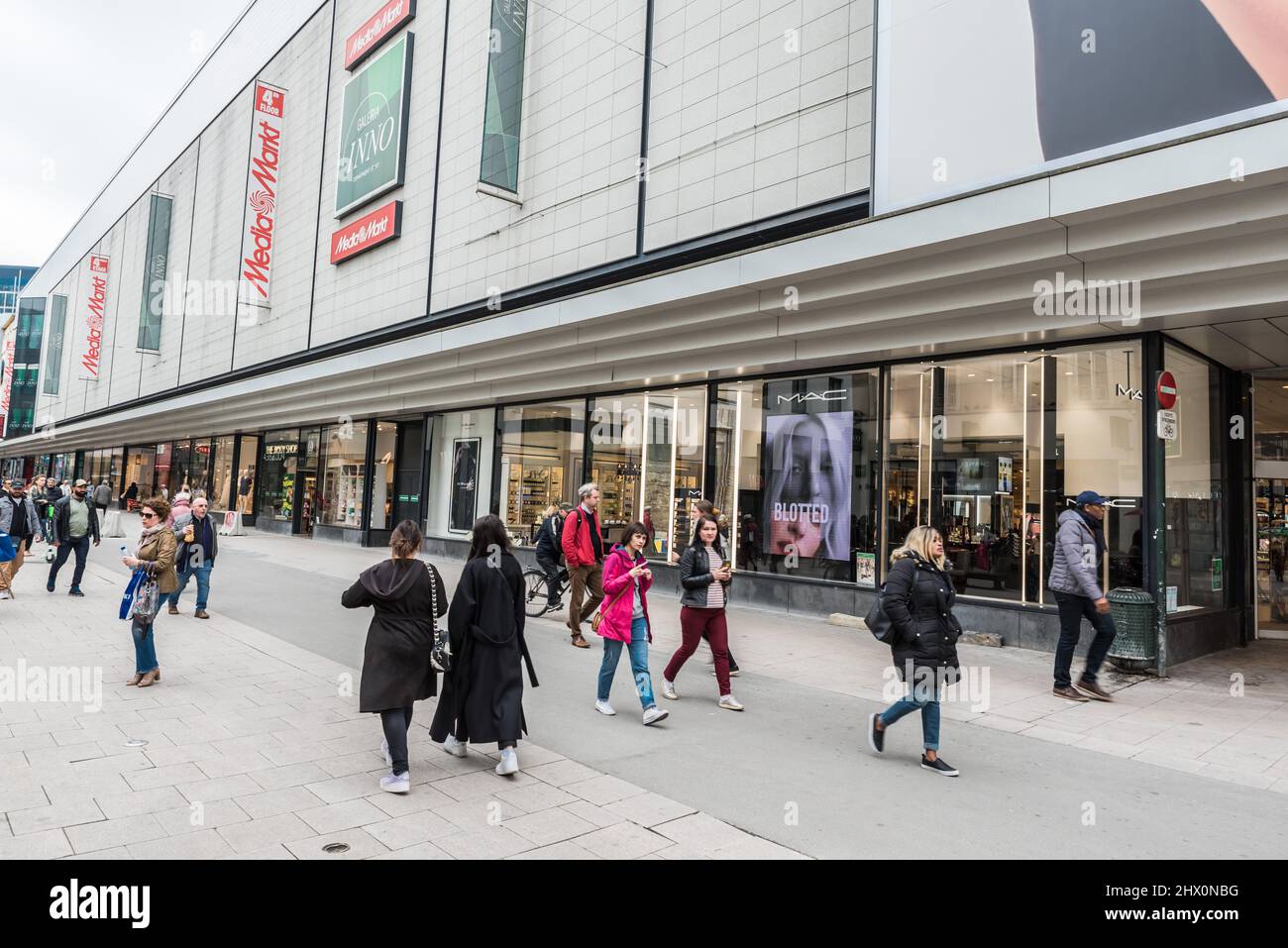 Altstadt von Brüssel - Belgien - 05 17 2019 - Menschen, die entlang des Elektronikkonzerns Mediamarkt in der Rue Neuve, der Haupteinkaufsstraße, spazieren Stockfoto