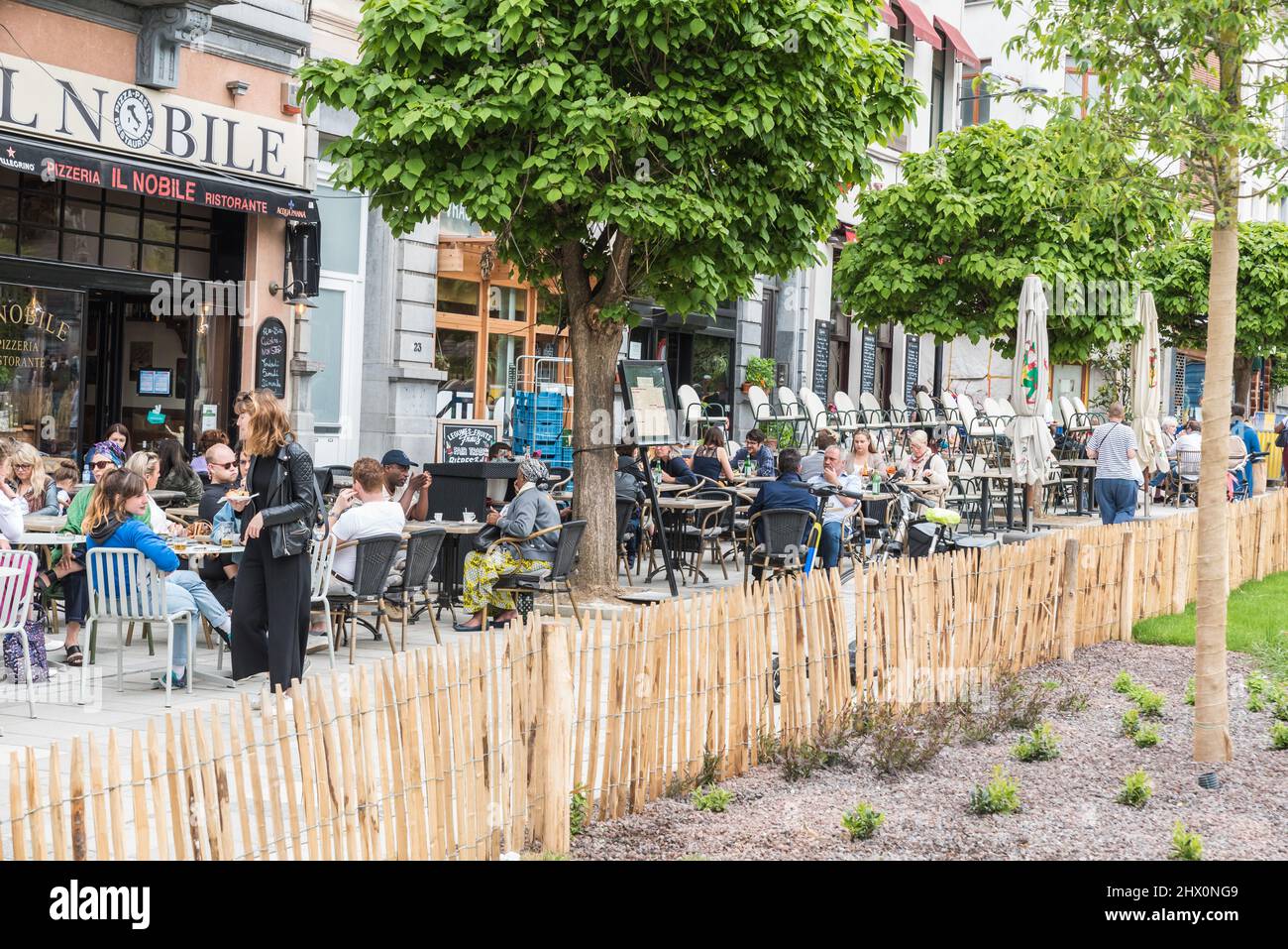 Ixelles, Brüssel - Belgien - 05 31 2019 - Menschen essen, reden und trinken auf sonnigen Terrassen des Fernand Cocq Platzes Stockfoto