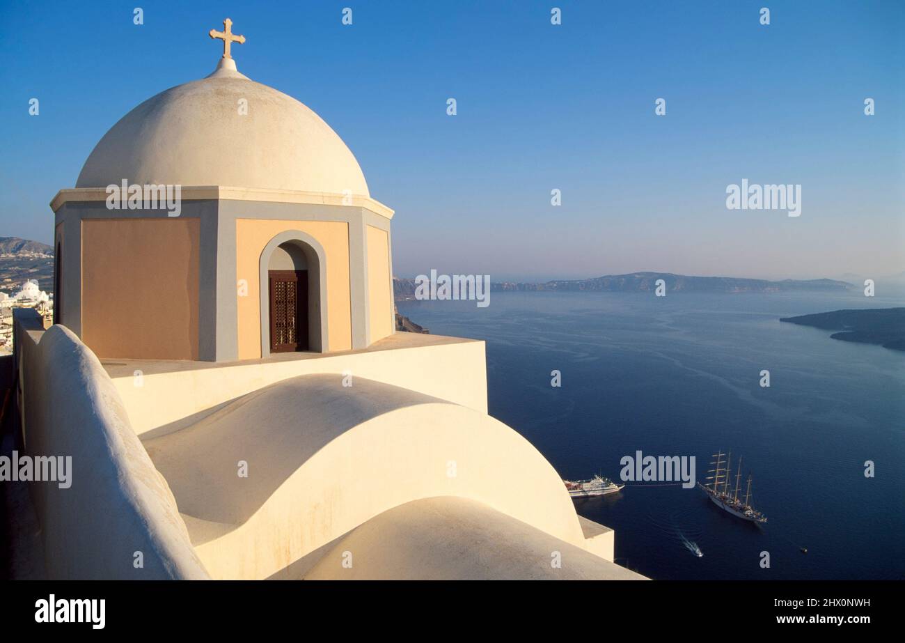 Kirche in Fira, Santorini, Kykladen, Griechenland, Europa Stockfoto
