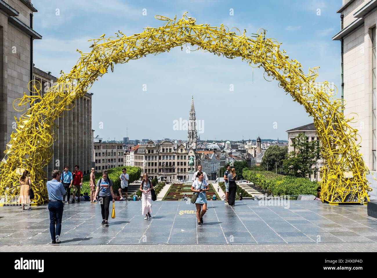 Brüsseler Altstadt - Belgien - 06 25 2019, Touristen, die durch die gelben Arkaden des Le Grand gehen, verlassen die gelbe Arkaden der Tour de France in Mo Stockfoto