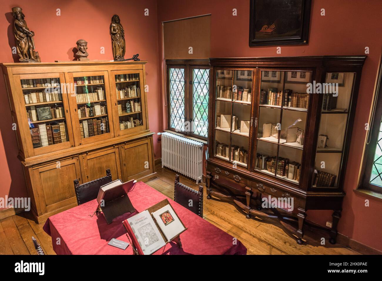 Anderlecht, Brüssel - Belgien - 06 26 2019 Cupboars mit alten lateinischen Büchern über Humanismus im Erasmus-Haus Stockfoto