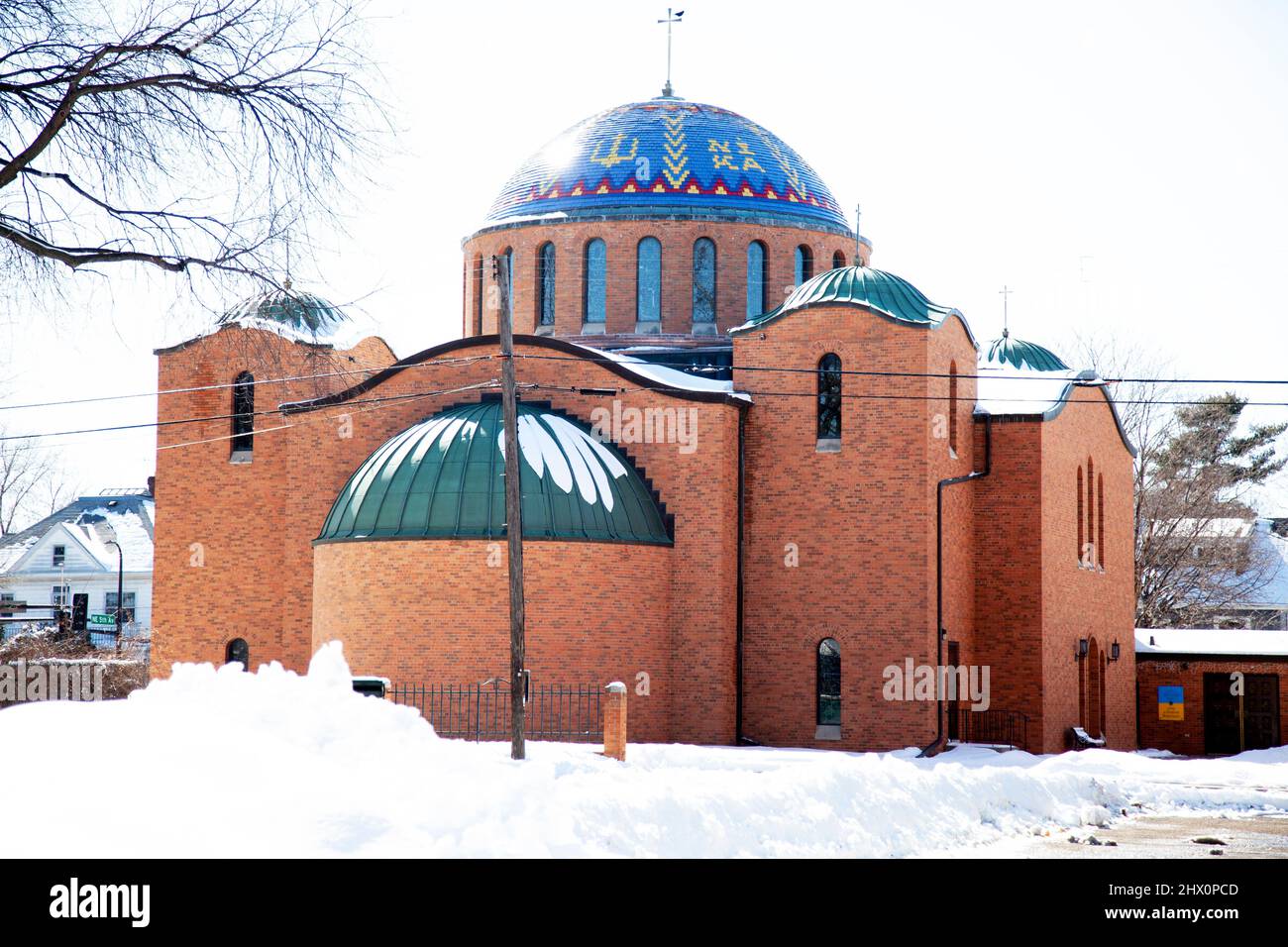 St. Konstantin Ukrainische katholische Kirche mit einer schönen Kuppel aus Fliesen in den Farben blau und gelb. Minneapolis Minnesota, USA Stockfoto