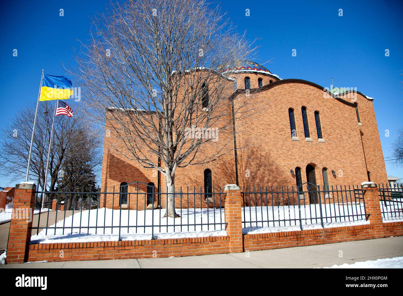 St. Constantine Ukrainische katholische Kirche mit sowohl der Ukraine und amerikanischen Flagge fliegen zusammen, die Unterstützung zeigt. Minneapolis Minnesota, USA Stockfoto