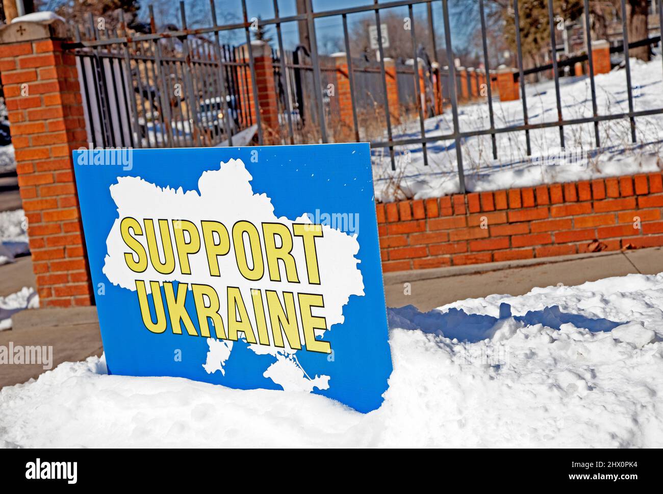 Blau und gelb Stützschild Ukraine neben dem Hof der St. Konstantin Ukrainischen Katholischen Kirche. Minneapolis Minnesota, USA Stockfoto
