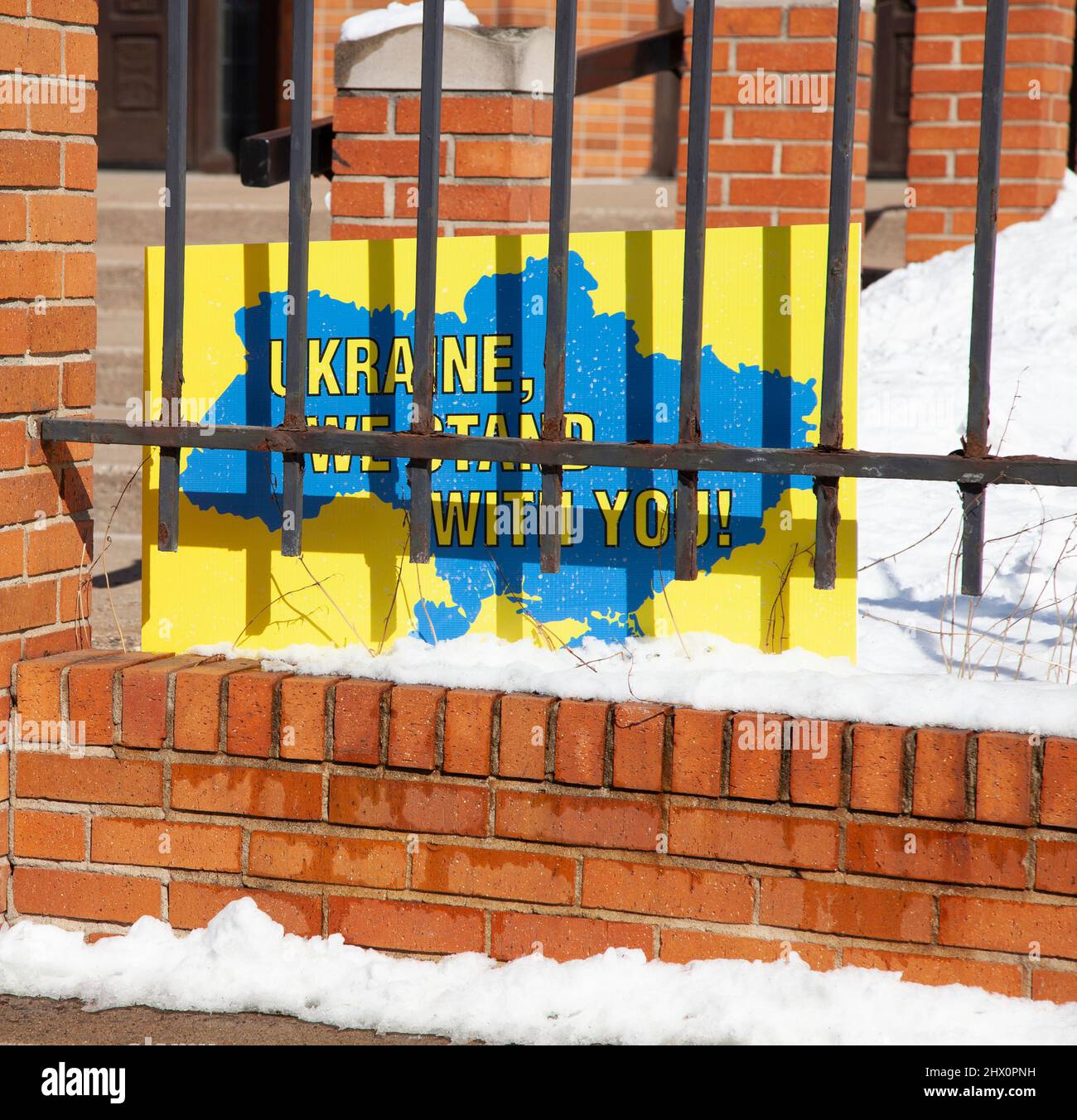 Ukraine, Wir stehen mit Ihnen ironisch hinter den Zaunstangen der St. Konstantin Ukrainischen Katholischen Kirche. Minneapolis Minnesota, USA Stockfoto