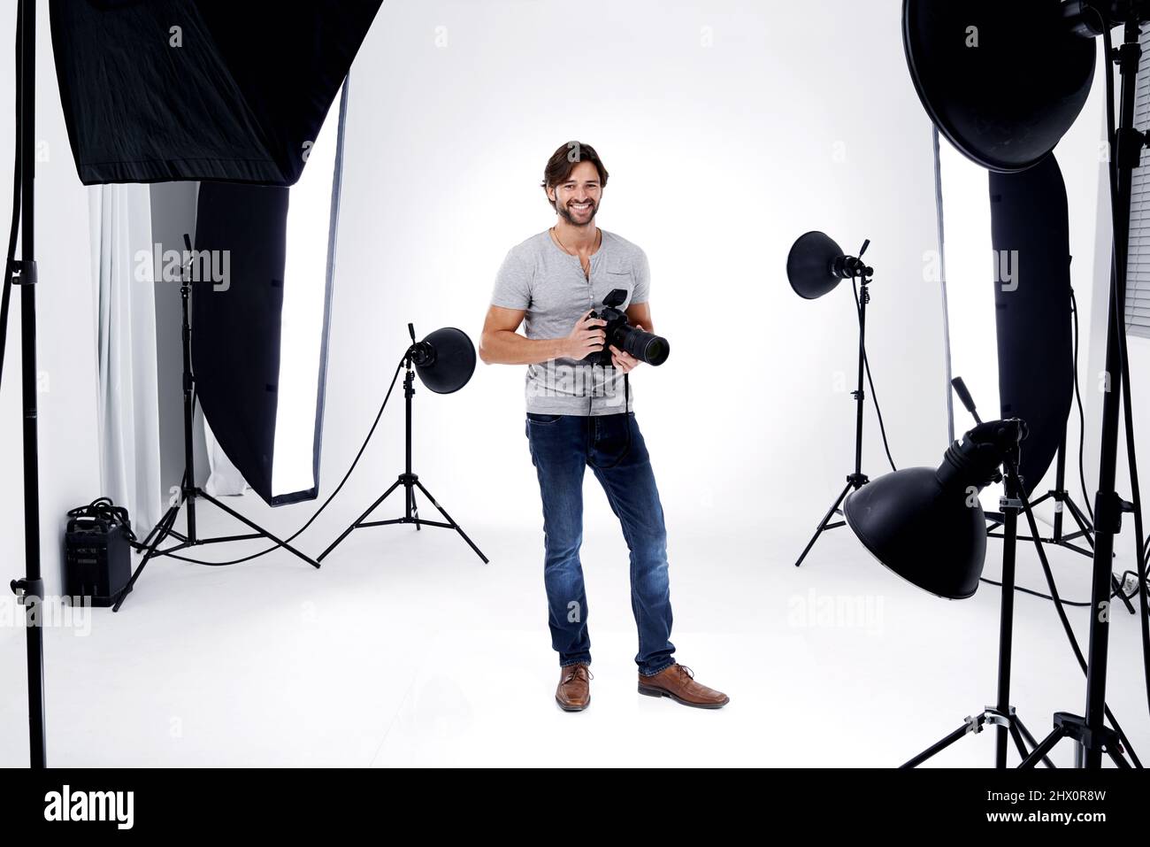 Lesen..., Zielen... Schießen. Ein professioneller Fotograf in seinem Studio. Stockfoto