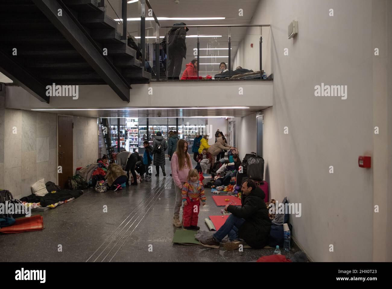 Warschau, Warschau, Polen. 8. März 2022. Ukrainische Flüchtlinge ruhen am 8 2022. März in Warschau, Polen, am Warschauer Hauptbahnhof. Seit Beginn der Invasion der Ukraine durch russische Truppen am 24. Februar haben rund 1,27 Millionen ukrainische Flüchtlinge die ukrainisch-polnische Grenze überschritten. (Bild: © Aleksander Kalka/ZUMA Press Wire) Stockfoto