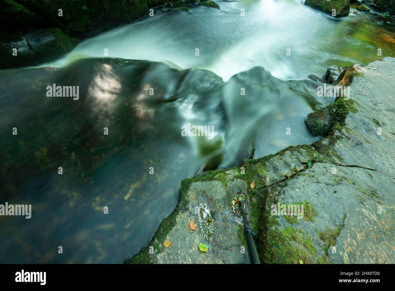 Abstrakter Blick auf Wasserkaskaden mit Bewegungsunschärfen bei einer Reihe spektakulärer Kaskaden und Wasserfälle entlang eines Abschnitts des Flusses Fowey, einer beliebten Tour Stockfoto