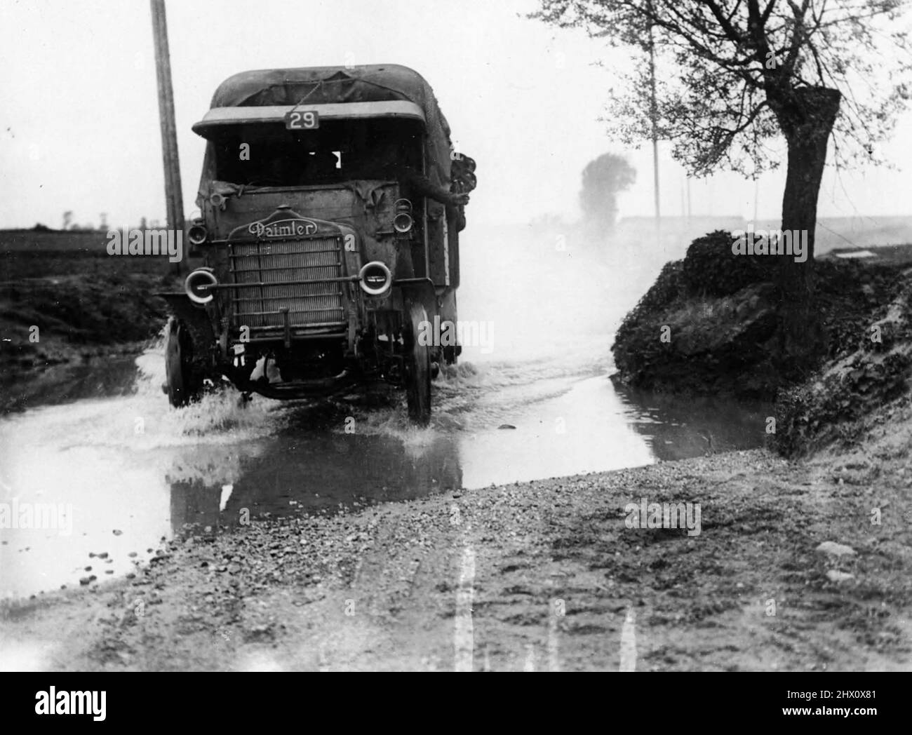 Ein Daimler-Lkw, der WW1 auf einer stark überfluteten Straße an der Westfront unterwegs war Stockfoto