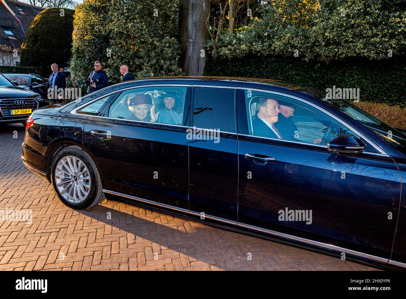 Laren, Niederlande. 8. März 2022. Prinzessin Beatrix von den Niederlanden kommt mit ihrem neuen königlichen Auto bei der Eröffnung des neuen Museumsflügels von Singer Laren am 8. März 2022 in Laren, Niederlande, an. Die neue Audi A8 Limousine ersetzt ihre 16 Jahre alte Volvo Limousine. Quelle: Patrick van Katwijk/dpa/Alamy Live News Stockfoto