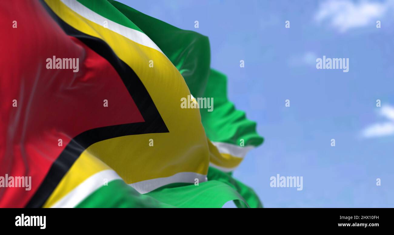 Detail der Nationalflagge von Guyana, die an einem klaren Tag im Wind winkt. Guyana ist ein Land auf dem nördlichen Festland Südamerikas und die Hauptstadt Stockfoto