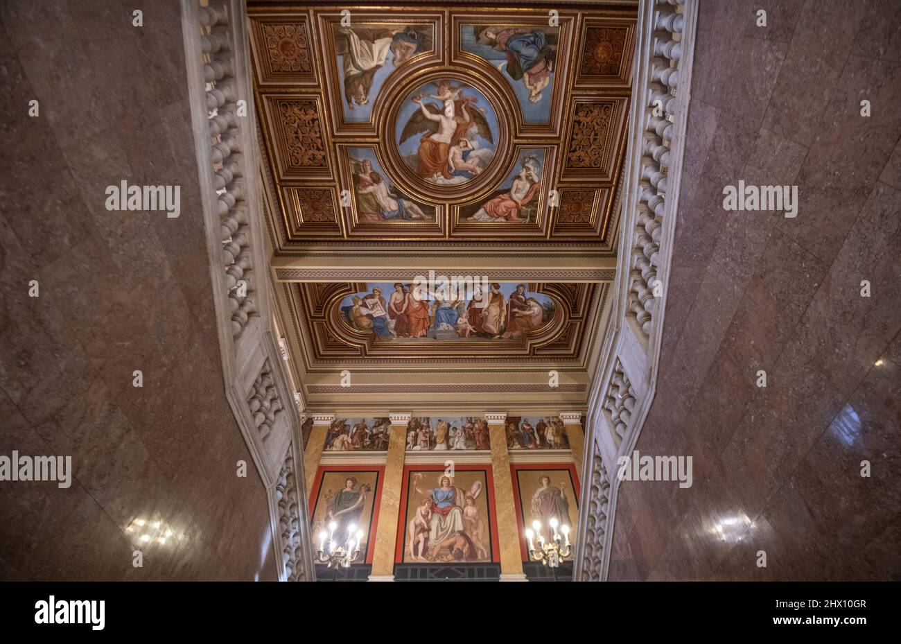 Ungarisches Nationalmuseum. Die Haupttreppe und Fresken in der Decke Stockfoto