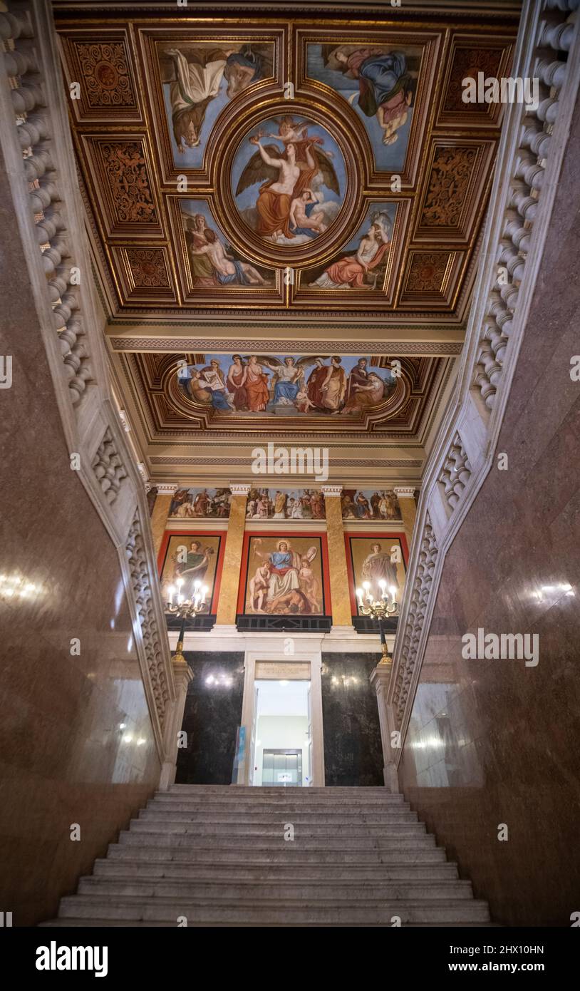 Ungarisches Nationalmuseum. Die Haupttreppe und Fresken in der Decke Stockfoto