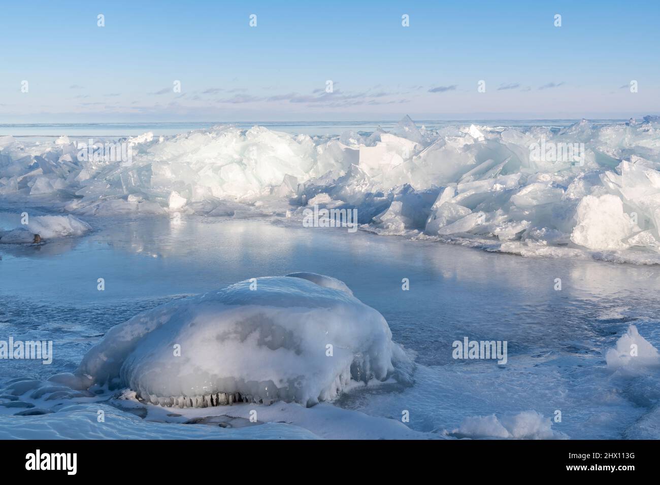 Natürlich angehäuftes Eis am Ufer des Lake Superior, in der Nähe von zwei Häfen, Minnesota, USA, von Dominique Braud/Dembinsky Photo Assoc Stockfoto