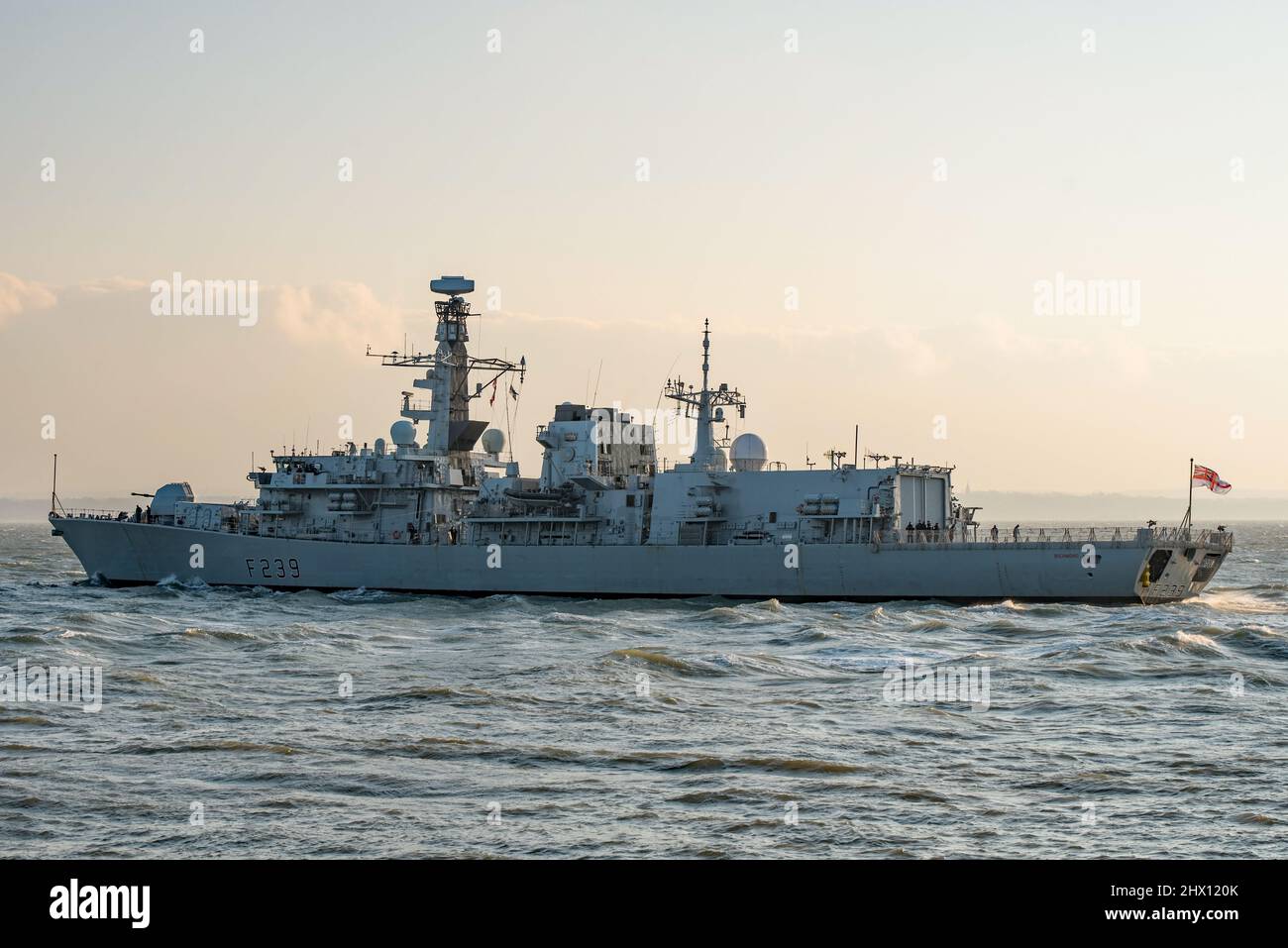 HMS Richmond (F239) segelte am 7/3/2022 aus Portsmouth, Großbritannien, um den Flugzeugträger HMS Prince of Wales während der Übung Cold Response 22 zu begleiten. Stockfoto