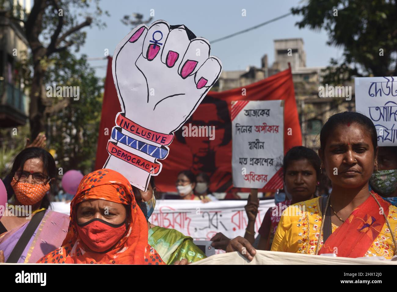 Kalkutta, Westbengalen, Indien. 8. März 2022. Verschiedene Women Right Organization organisierten eine Kundgebung zum Internationalen Frauentag, wie sie jedes Jahr am 8.. März weltweit beobachtet wurde. Das diesjährige Thema lautet „Gleichstellung der Geschlechter heute für eine nachhaltige Zukunft“ und „Aufruf zur Bekämpfung des Klimawandels für Frauen durch Frauen“. Stärkung des Unterstützungssystems für behinderte, trans-, queere und Frauen zur Schaffung einer integrativen Gesellschaft. (Bild: © Sukhomoy Sen/Pacific Press via ZUMA Press Wire) Stockfoto