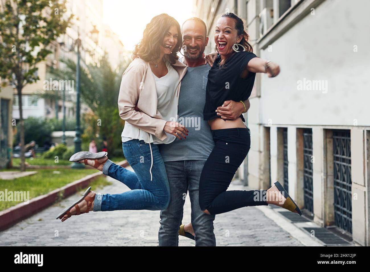 Wir haben eine gute Zeit, alles zu tun. Aufnahme von drei Freunden, die Spaß haben, während sie in der Stadt sind. Stockfoto