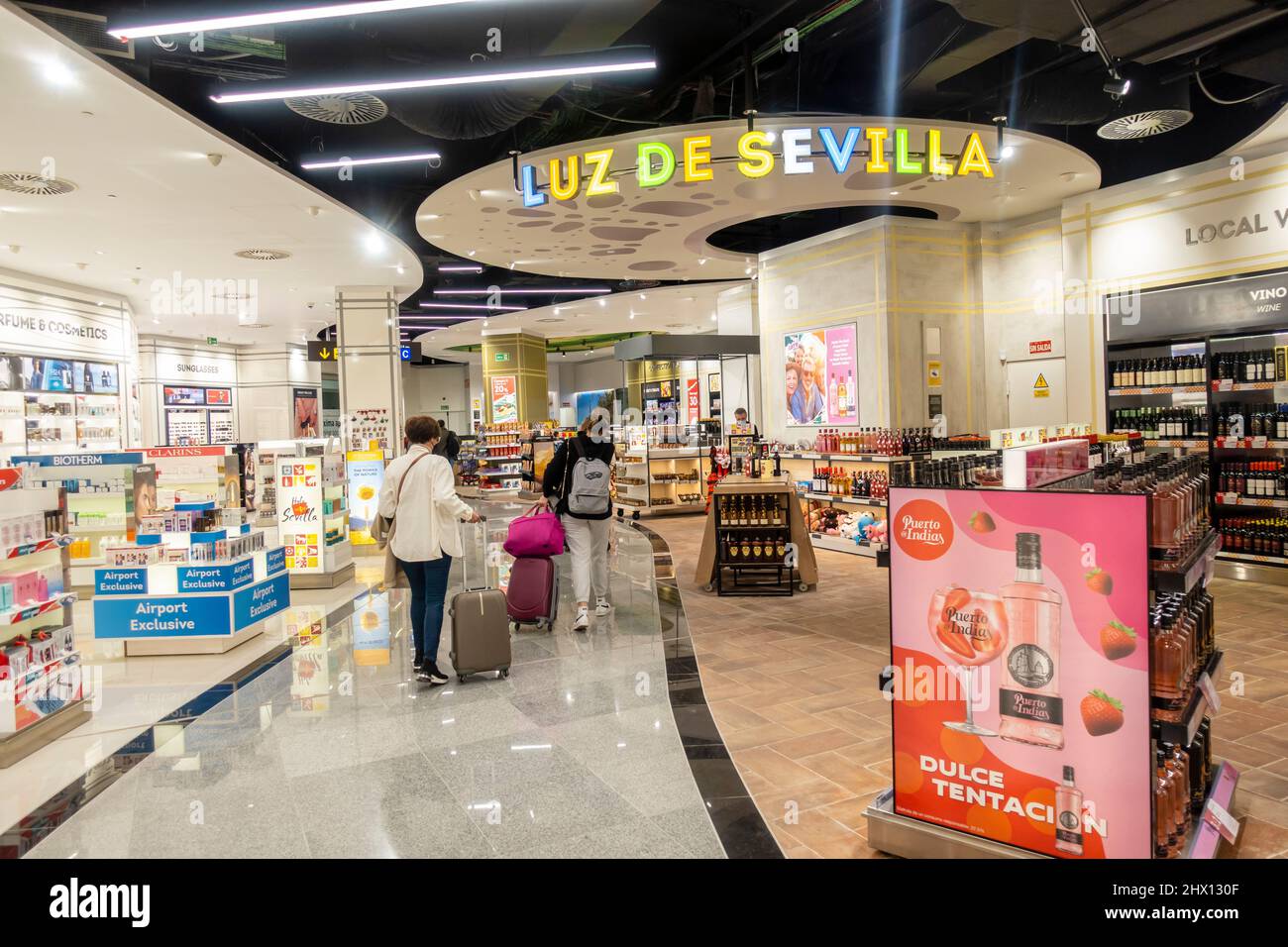 Luz de Sevilla Duty Free Shop in Sevilla Airport, SVQ, Andalucia, Spanien Stockfoto