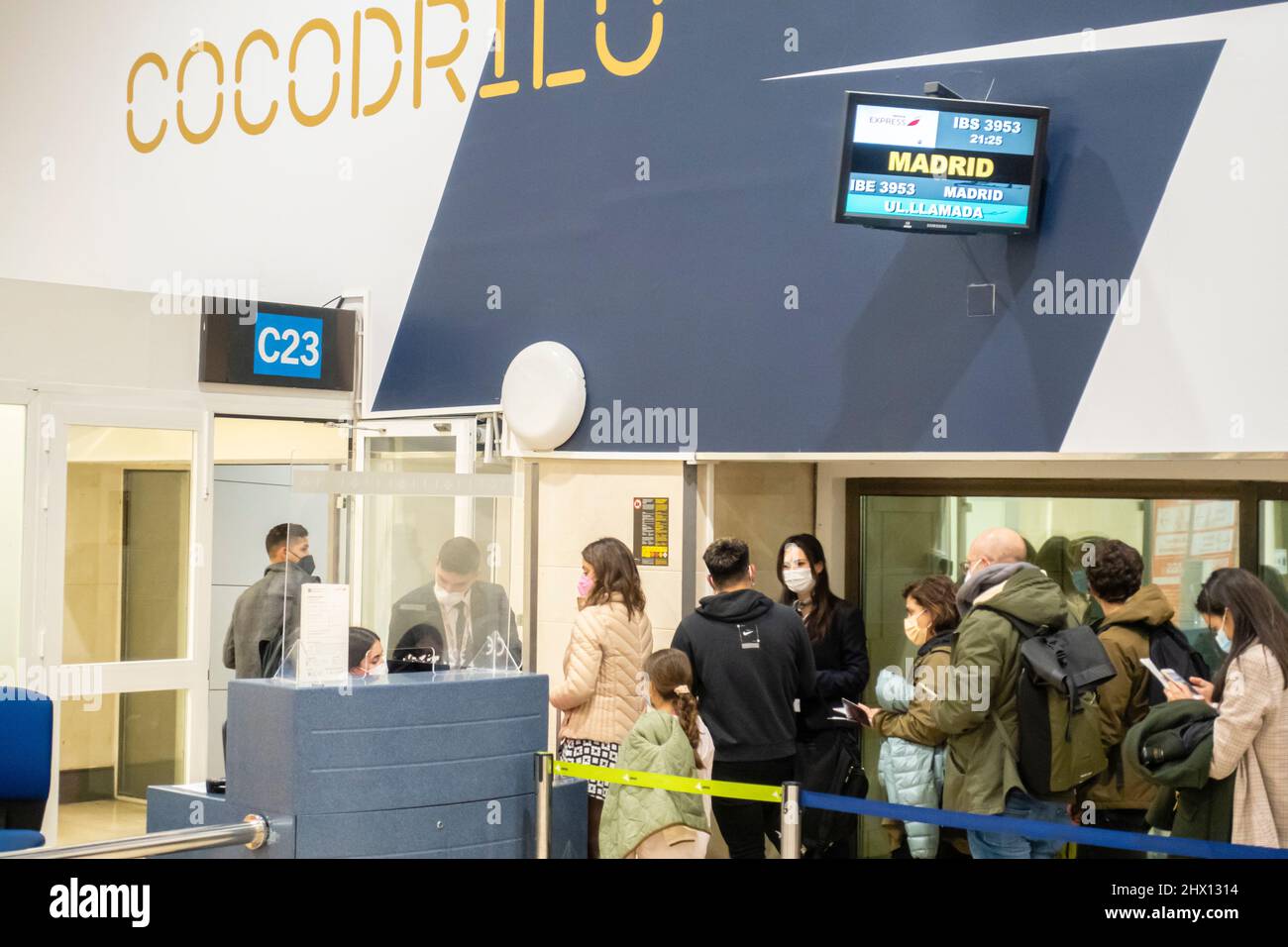 Reisende, die sich für den Bordpass anstellen, checken für den Flug Madrid Iberia im Abflugterminal des Flughafens San Pablo Sevilla, SVQ, Andalusien, Spanien Stockfoto