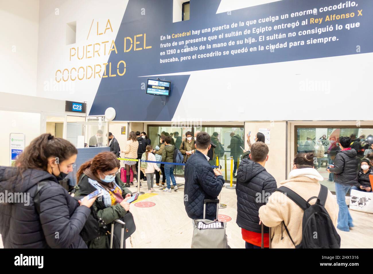 Reisende, die sich für den Bordpass anstellen, checken für den Flug Madrid Iberia im Abflugterminal des Flughafens San Pablo Sevilla, SVQ, Andalusien, Spanien Stockfoto