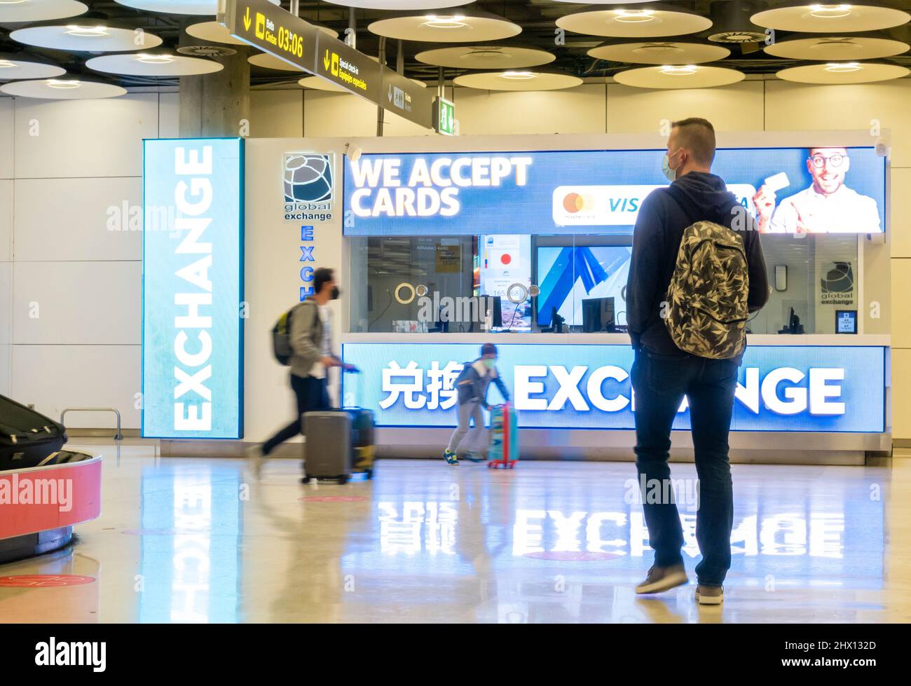 Passagiere vor dem Geldwechselschalter – Flughafen Madrid-Barajas, MAD, Spanien Stockfoto