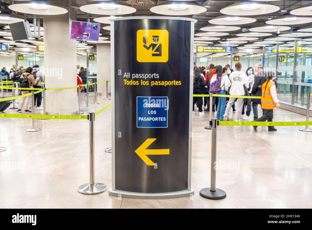 Alle Pässe unterschreiben an der Grenzpasskontrolle, Flughafen Madrid-Barajas, Spanien Stockfoto