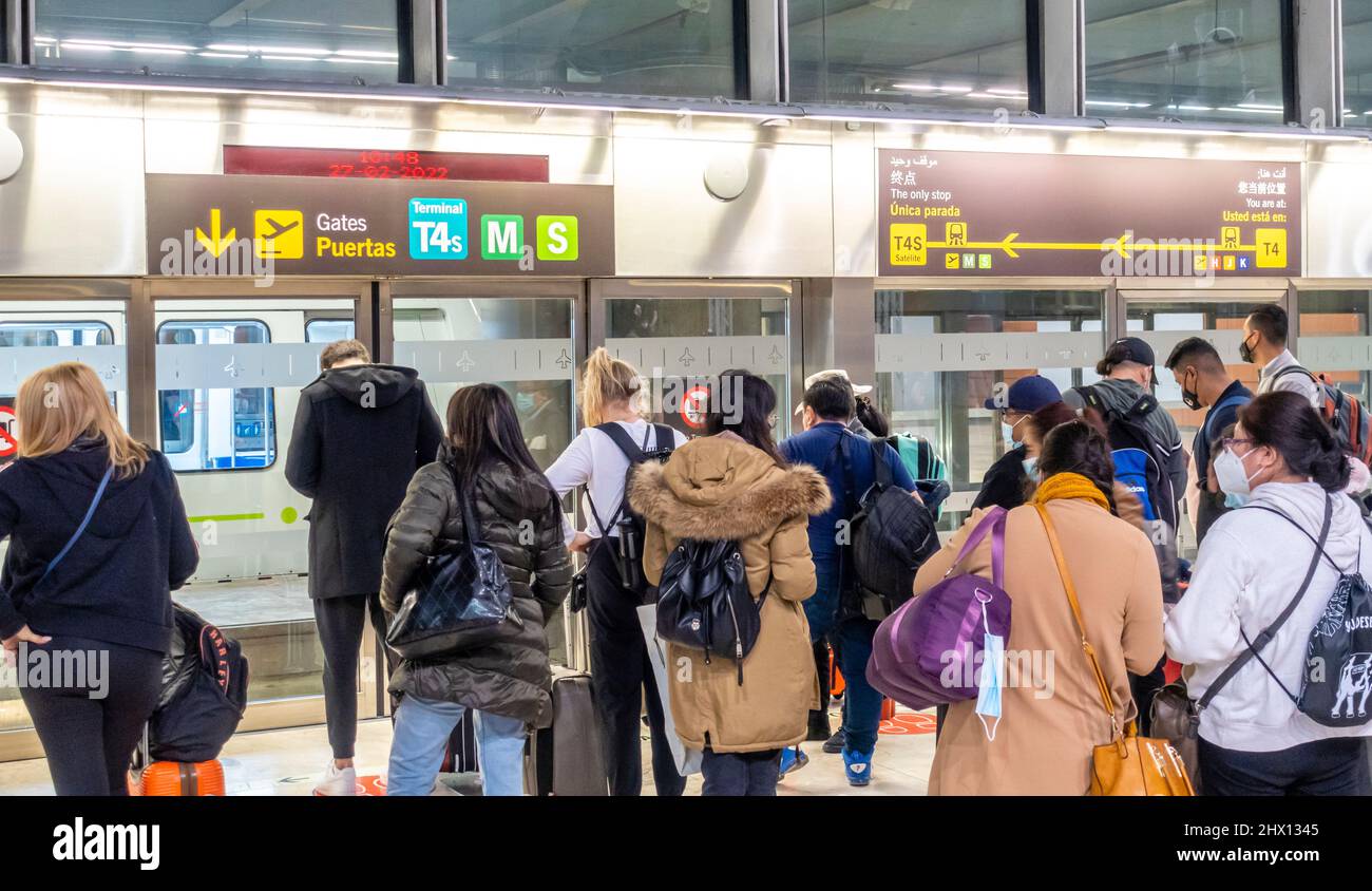 Reisende Reisende Reisende Menschen warten auf den Zug nach Teminal D am Abflugterminal im Flughafen Madrid-Barajas, Spanien Stockfoto