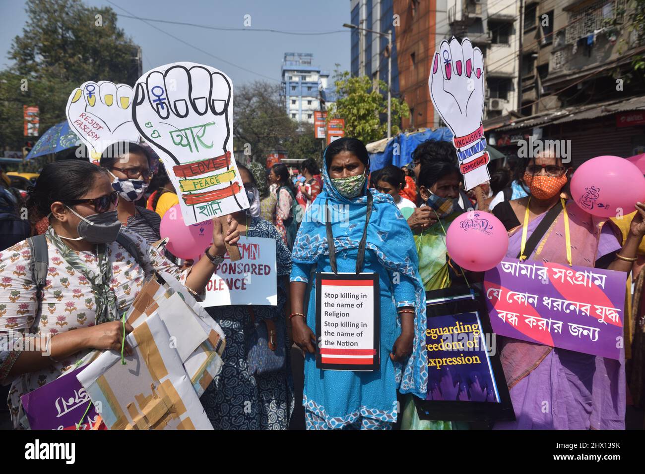 Kalkutta, Westbengalen, Indien. 8. März 2022. Verschiedene Women Right Organization organisierten eine Kundgebung zum Internationalen Frauentag, wie sie jedes Jahr am 8.. März weltweit beobachtet wurde. Das diesjährige Thema lautet „Gleichstellung der Geschlechter heute für eine nachhaltige Zukunft“ und „Aufruf zur Bekämpfung des Klimawandels für Frauen durch Frauen“. Stärkung des Unterstützungssystems für behinderte, trans-, queere und Frauen zur Schaffung einer integrativen Gesellschaft. (Bild: © Sukhomoy Sen/Pacific Press via ZUMA Press Wire) Stockfoto