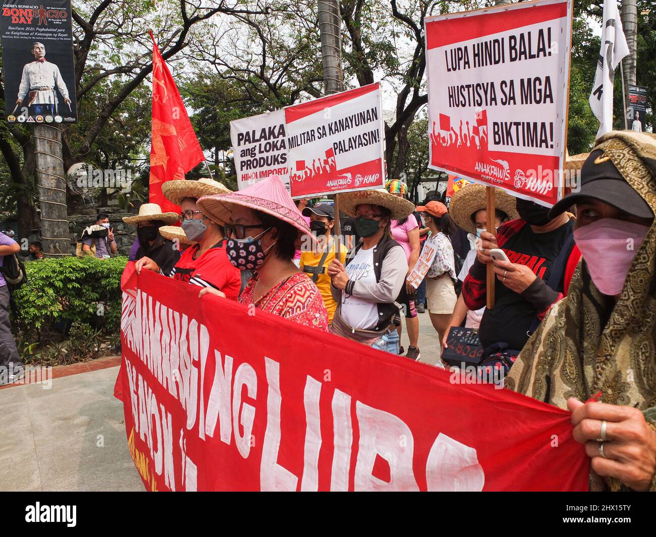 Manila, Philippinen. 08. März 2022. Militante AktivistInnen marschieren in Richtung Liwasang Bonifacio-Gelände in Manila.GABRIELA, eine nationale Allianz philippinischer Frauen, veranstaltete zusammen mit anderen Frauengruppen-Organisationen einen protestmarsch in manila im Rahmen des Internationalen Frauentags. Zu den Anliegen der militanten Gruppe gehörten der steigende Treibstoffpreis, Armut, Landstreitigkeiten, gute Regierungsführung bei diesen kommenden nationalen und lokalen Wahlen und protestierte gegen die Ungerechtigkeiten gegen Frauen, insbesondere indigene Frauen. Kredit: SOPA Images Limited/Alamy Live Nachrichten Stockfoto