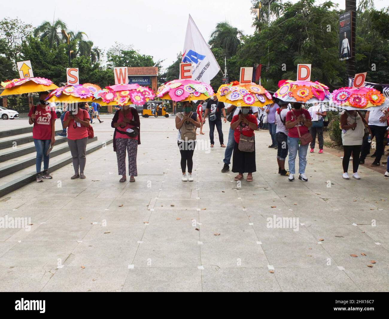 Demonstranten halten bunte Regenschirme mit einer Botschaft, um das Gehalt der Arbeiter während einer Demonstration in Manila zu erhöhen. GABRIELA, eine nationale Allianz philippinischer Frauen, veranstaltete zusammen mit anderen Frauengruppen-Organisationen einen protestmarsch in manila im Rahmen des Internationalen Frauentags. Zu den Anliegen der militanten Gruppe gehörten der steigende Treibstoffpreis, Armut, Landstreitigkeiten, gute Regierungsführung bei diesen kommenden nationalen und lokalen Wahlen und protestierte gegen die Ungerechtigkeiten gegen Frauen, insbesondere indigene Frauen. (Foto von Josefiel Rivera/SOPA Images/Sipa USA) Stockfoto