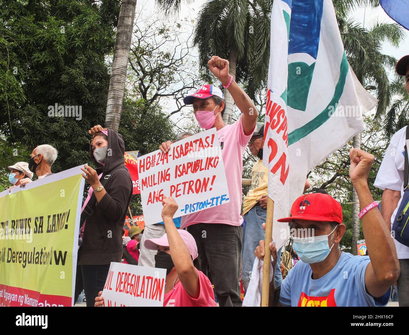 Manila, Philippinen. 08. März 2022. Demonstranten halten Plakate und Banner während einer Demonstration in Manila. GABRIELA, eine nationale Allianz philippinischer Frauen, veranstaltete zusammen mit anderen Frauengruppen-Organisationen einen protestmarsch in manila im Rahmen des Internationalen Frauentags. Zu den Anliegen der militanten Gruppe gehörten der steigende Treibstoffpreis, Armut, Landstreitigkeiten, gute Regierungsführung bei diesen kommenden nationalen und lokalen Wahlen und protestierte gegen die Ungerechtigkeiten gegen Frauen, insbesondere indigene Frauen. (Foto: Josefiel Rivera/SOPA Images/Sipa USA) Quelle: SIPA USA/Alamy Live News Stockfoto