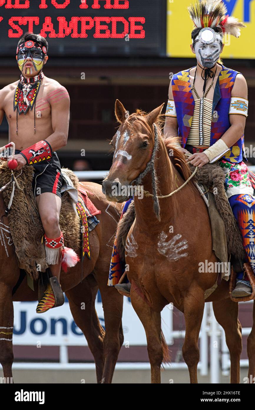 First Nations Celebrant zu Pferd bei der Eröffnungsfeier des Calgary Stampede Rodeo in Alberta, Kanada Stockfoto