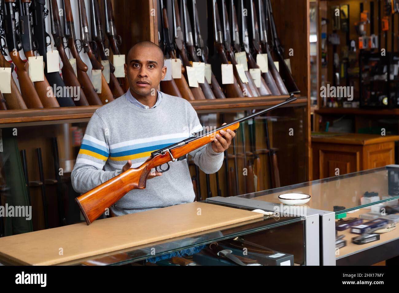 Waffenhändler demonstriert Kampfgewehr Stockfoto