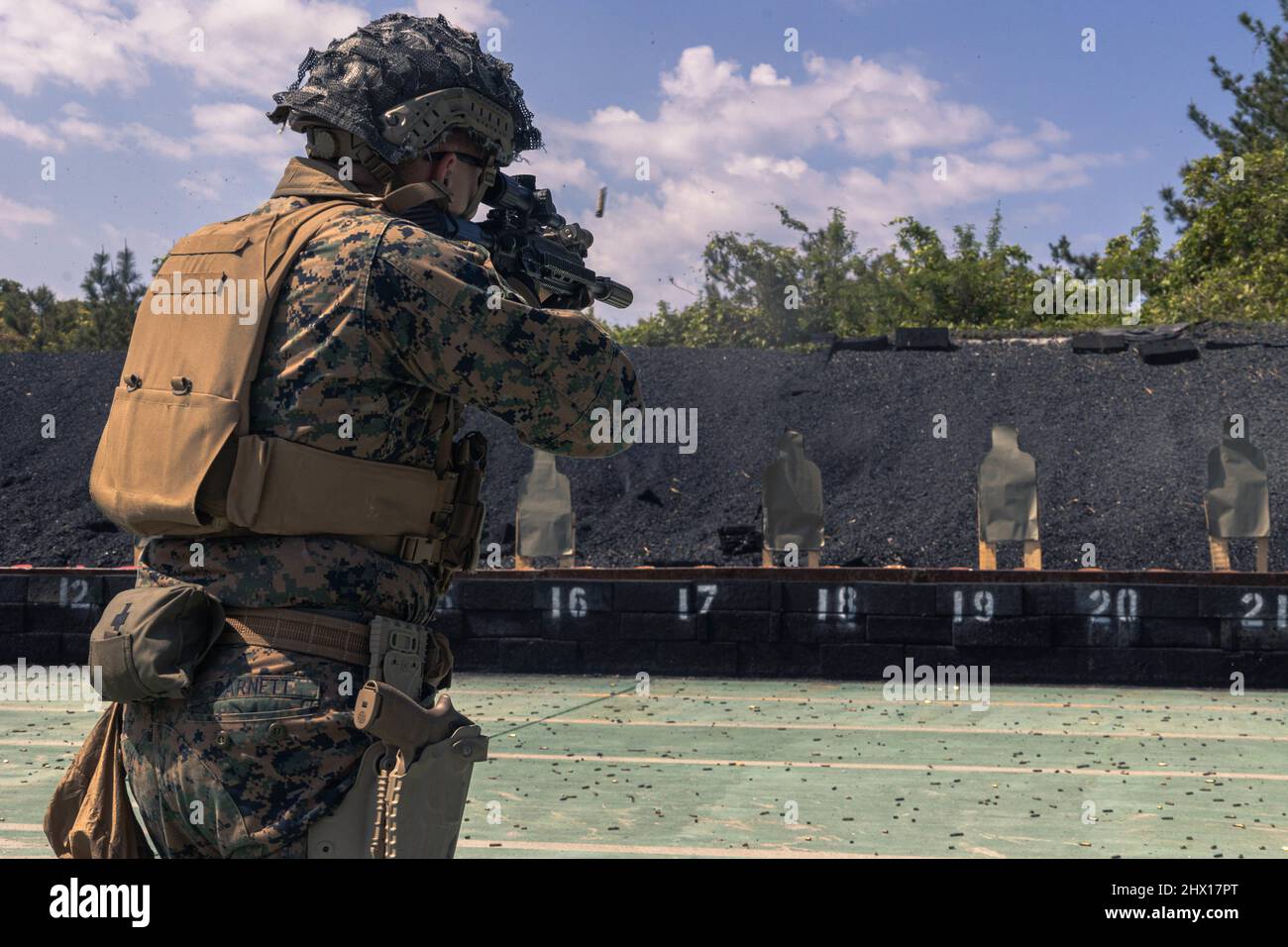 Eine US-Marine mit 1. Bataillon, 3D Marine Regiment, 3D Marine Division, feuert ein M27 Infanterie-Automatisches Gewehr, während sie Übergangsübungen auf Camp Hansen, Okinawa, Japan, durchführt, 3. März 2022. Dieses Training schärfte die Fähigkeiten der Marineinfanteristen im Kampf, indem sie Übergangs-Übungen durchführte und ihre Fähigkeiten beim Wechsel zwischen Primär- und Sekundärwaffen erhöhte. 1/3 wird im Indo-Pazifik-Raum unter 4. Marineinfanteristen als Teil des Unit Deployment Program eingesetzt. (USA Marine Corps Foto von CPL. Joshua Brittenham) Stockfoto
