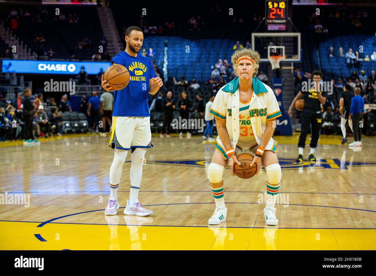 San Francisco, Kalifornien. Am 8. März 2022 üben die Golden State Warriors Point Guard Stephen Curry (30) und der Schauspieler will Ferrell während der Aufwärmphase, bevor das Team am 8. März 2022 in San Francisco, Kalifornien, gegen die Los Angeles Clippers im Chase Center spielt. Quelle: CV/ImageSpace/MediaPunch Stockfoto