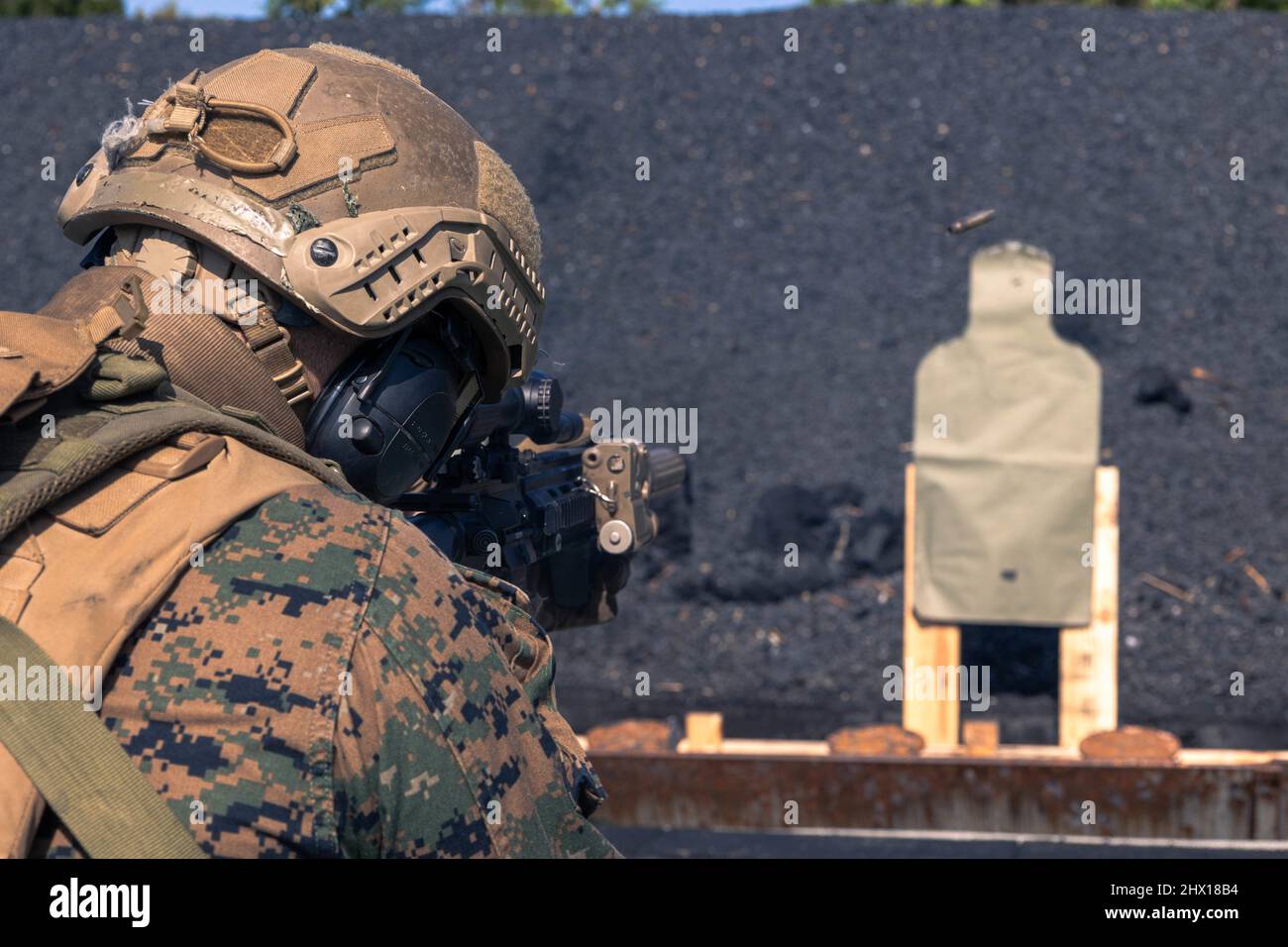 Eine US-Marine mit 1. Bataillon, 3D Marine Regiment, 3D Marine Division, feuert ein M27 Infanterie-Automatisches Gewehr, während sie Übergangsübungen auf Camp Hansen, Okinawa, Japan, durchführt, 3. März 2022. Dieses Training schärfte die Fähigkeiten der Marineinfanteristen im Kampf, indem sie Übergangs-Übungen durchführte und ihre Fähigkeiten beim Wechsel zwischen Primär- und Sekundärwaffen erhöhte. 1/3 wird im Indo-Pazifik-Raum unter 4. Marineinfanteristen als Teil des Unit Deployment Program eingesetzt. (USA Marine Corps Foto von CPL. Joshua Brittenham) Stockfoto
