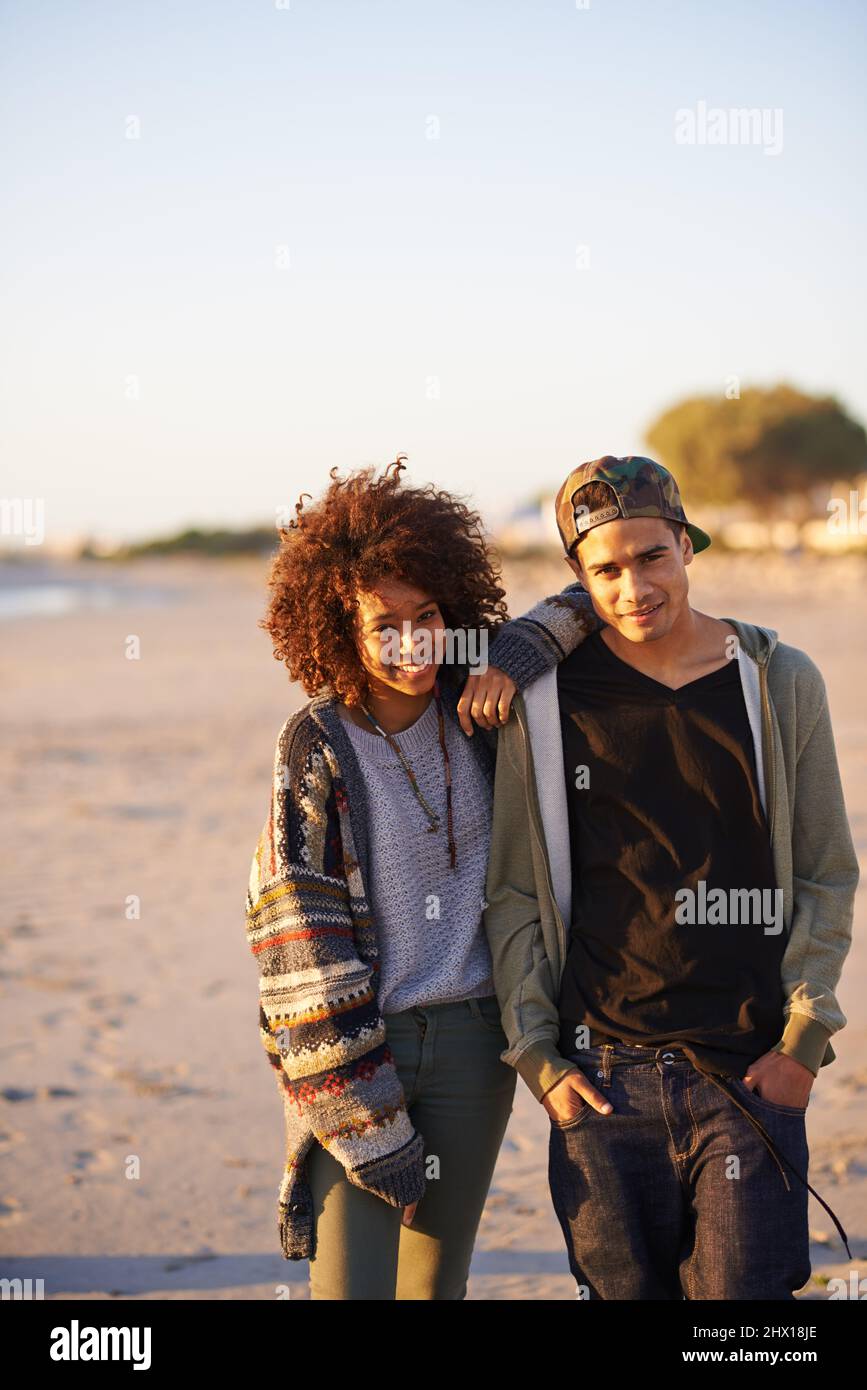 Lachen wird immer folgen. Aufnahme eines jungen Paares, das einen Spaziergang am Strand genießt. Stockfoto