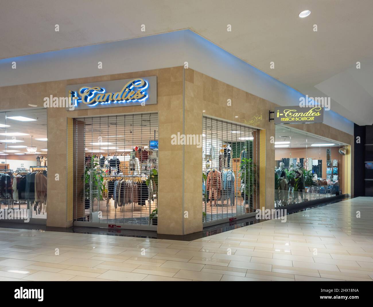 New Hartford , New York - 28. Feb 2022: Nahaufnahme Landschaftsansicht der i-Candies Fashion Boutique. i-Candies ist ein lokales Unternehmen, das auf Frauen-App spezialisiert ist Stockfoto