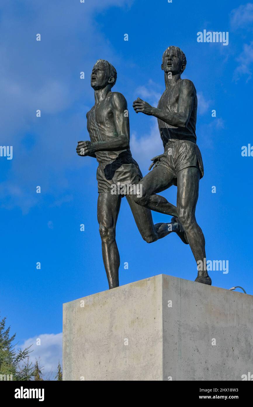 Miracle Mile Statue , Empire Fields, Hastings Park, Vancouver, British Columbia, Kanada. Zum Gedenken an die weniger als vier-minütige Meile von Roger Banister und Jo Stockfoto