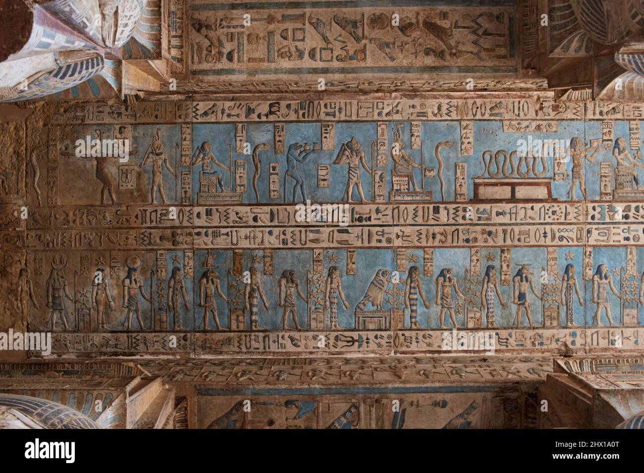 Die atemberaubende Deckenkunst des ägyptischen Dendera-Tempels Stockfoto