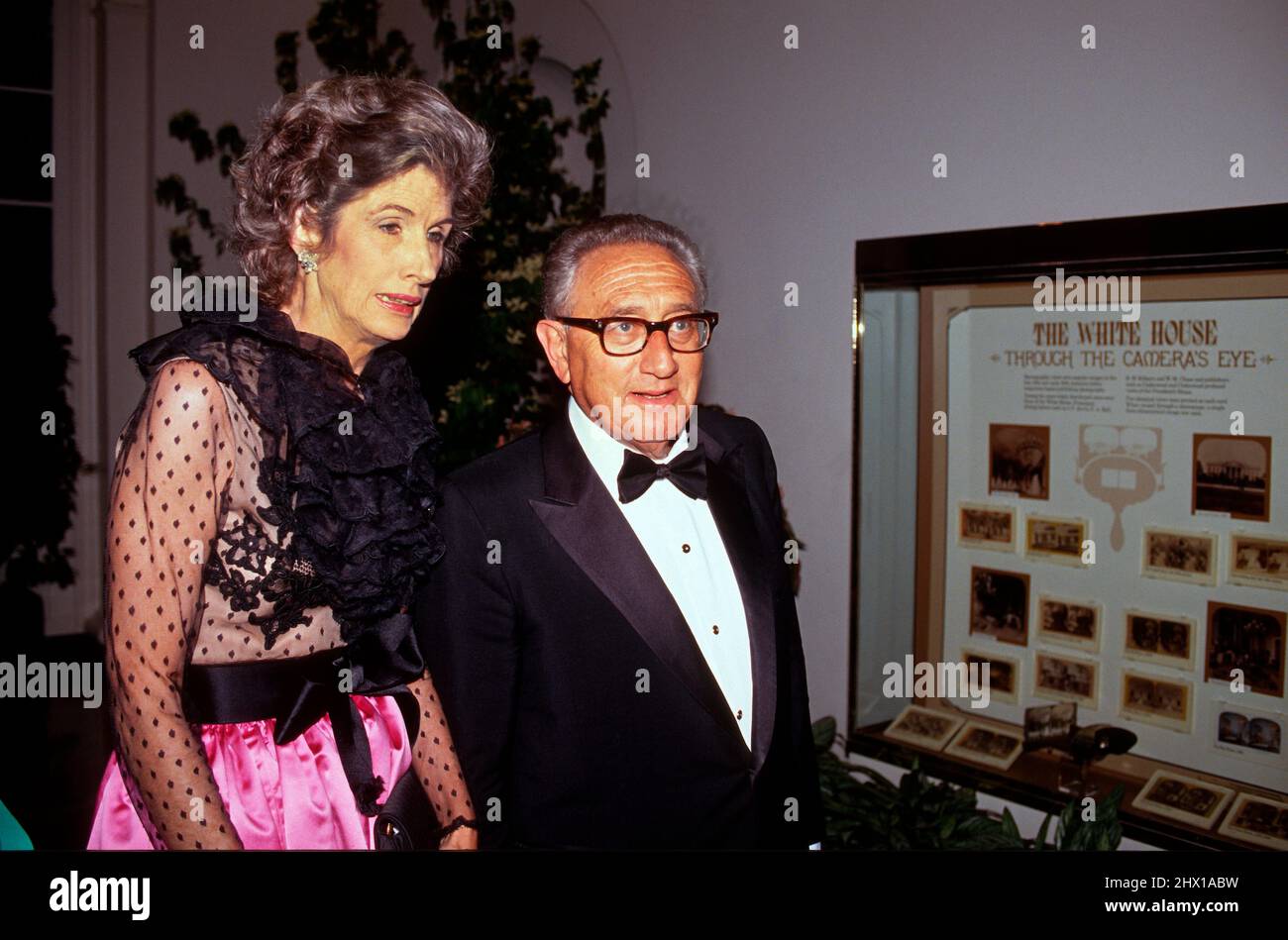 Der ehemalige US-Außenminister Henry A Kissinger und seine Frau Nancy kommen am 14. Mai 1991 zum Staatsessen zu Ehren von Königin Elizabeth II. Ins Weiße Haus in Washington, DC. Kredit: Ron Sachs/CNP Stockfoto